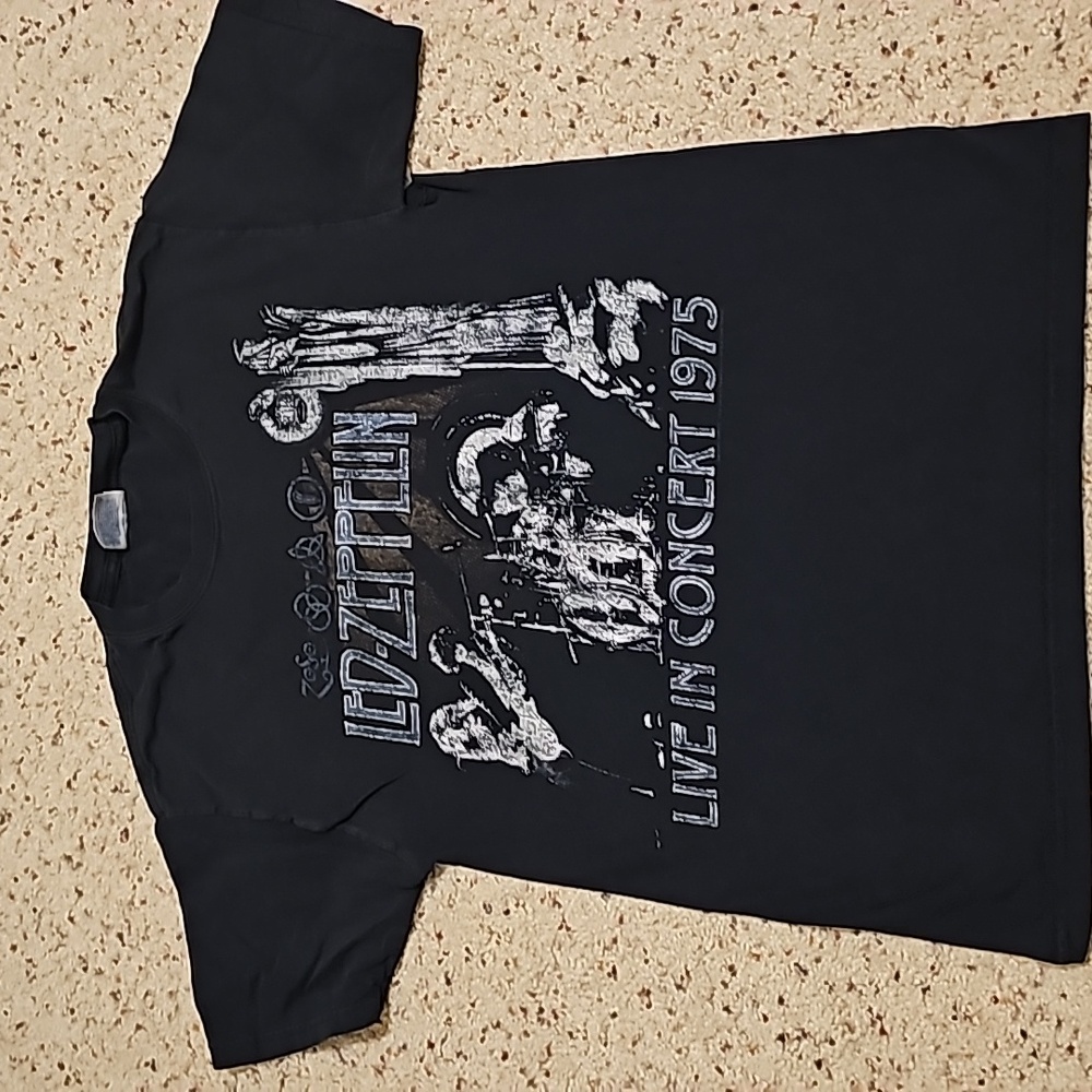 Led Zeppelin Live in Concert 1975 T-shirt.